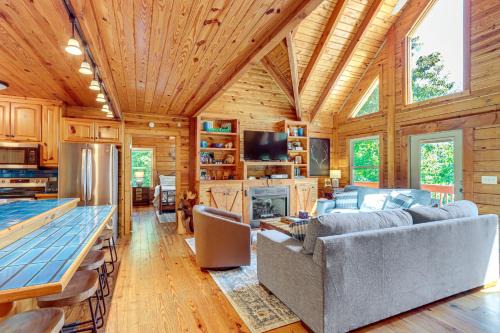 'Owl's Nest' Pet-Friendly Cabin w/Private Hot Tub
