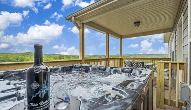 Ozark Views Private Hot Tub Golf Course Onsite Near Silver Dollar City w Free Tickets Outdoor Pool!