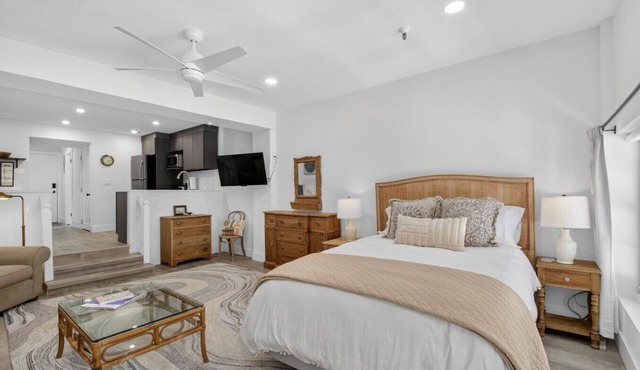 Palm Beach Island Sleeps 3 Renovated Kitchen Pool