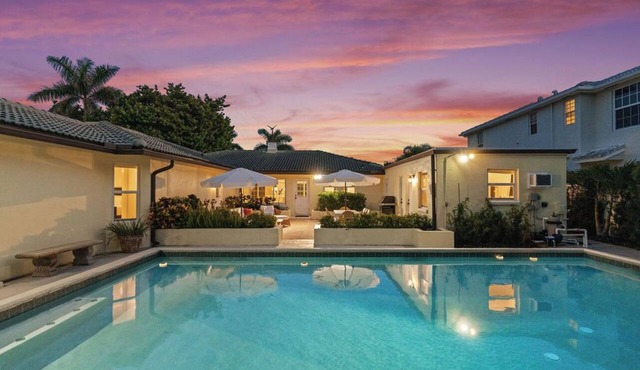 🌴 Palm Beach Shores Getaway: Walk to Beach & Pool