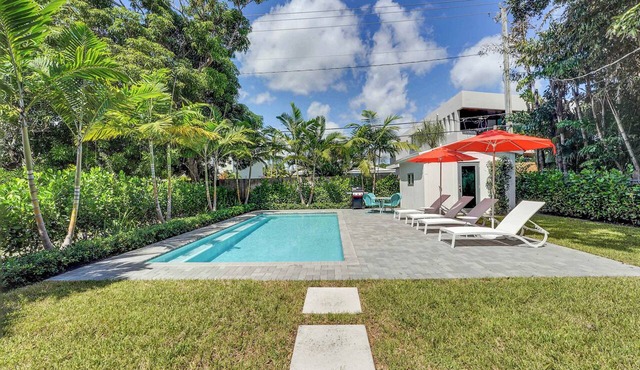 Palm Springer - Heated Salt Water Pool