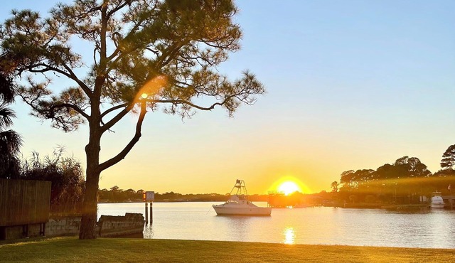 Panhandle Paradise, Waterfront, 2 Dog Friendly in Fort Walton Beach. Free Activities Included!