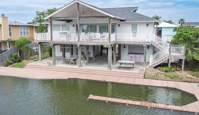 Paradise On Flamingo - 4 Bed 3 Bath Canal front home