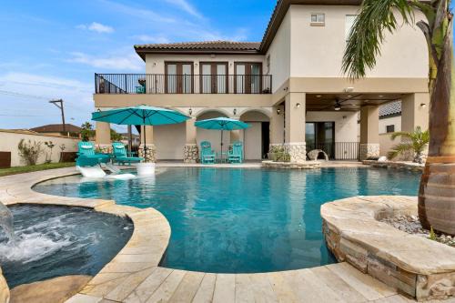 Paradise Villa: 2 blocks from beach, private pool