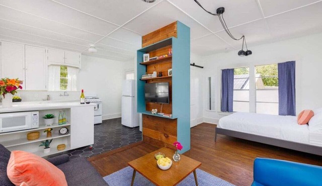 ✨ Pastel Studio · Hyde Park · Walk to Food, Fast WiFi & Private Deck ☕