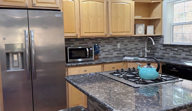 Peaceful 4-bedroom house in Evergreen 1/2 Mile To Downtown