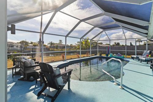 Peaceful Canal-Front Retreat Pool, Kayaks