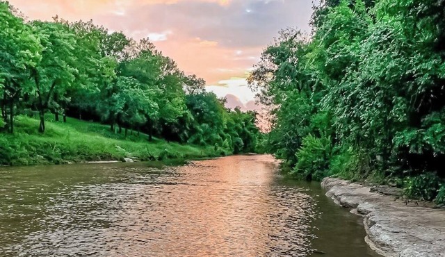 Peaceful riverfront home with enclosed yard - walk to the river