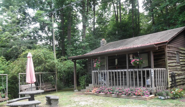 Peaceful Romantic Getaway - Sleeps 2 - Lavender Cabin in Franklin