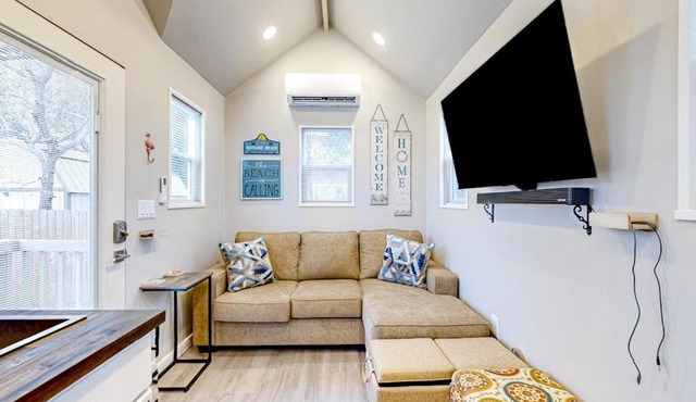Peaceful & sun-soaked getaway with fire pit & W&D - near beaches trails & golf