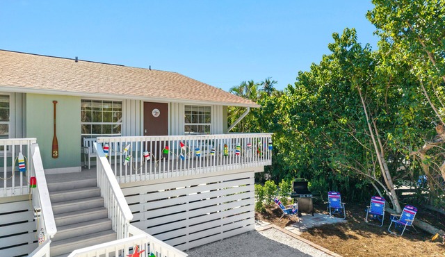 Pearl - Newly renovated 2-bed Captiva cottage duplex, see beach from the drive