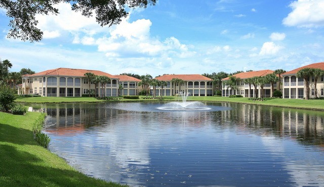 PELICAN BAY Amenities! BEACH CLUB! WALK TO SHOP/DINE/PICKLEBALL/TENNIS/QUIET