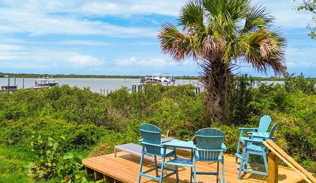Pelican's Perch Cottage - New & Modern In Perfect Location w/Waterfront Deck