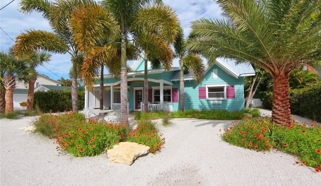 Perfect Anna Maria. Dock on Canal. 3 blocks to sugar sand beach. Heated pool.