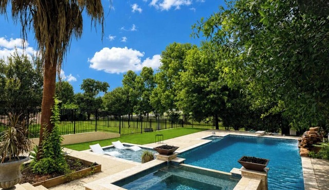 Perfect for large groups 5-bedroom with resort style pool, hot tub & sauna