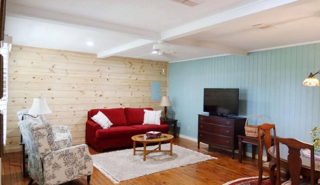 Persimmon Place cozy cabin with AC in Marshall - Perfect for a relaxing getaway in Marshall