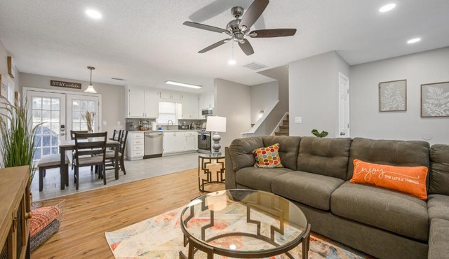 Pet-Friendly 3BR-2BA Quiet Comfort Near Nature in White