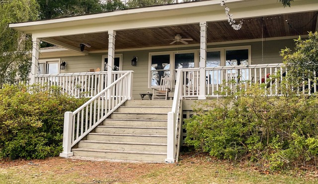 Pet-friendly easy access 3 bedroom retreat with fantastic Shallotte River views