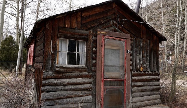 Pet Friendly Fishing Cabin close to Poudre River, Perfect for a Weekend Escape from Fort Collins