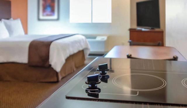 Pet-Friendly Hotel with Kitchens Near Overland Park Arboretum Trails in Johnson County