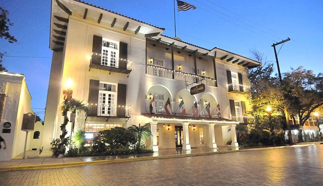 Pet-Friendly Modern Stay in Laredo’s Historic Heart | Pool, Hot Tub & Gym Access