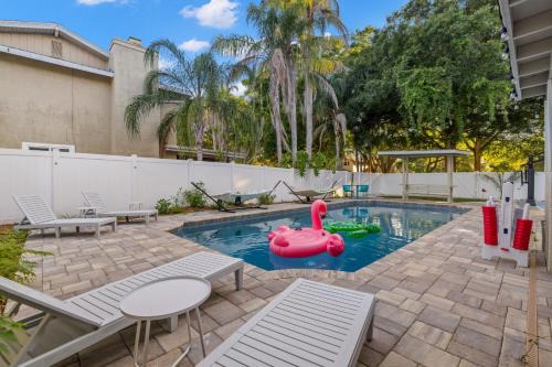 Pickleball~ Pool~ Game Room~ 5 min to Beach