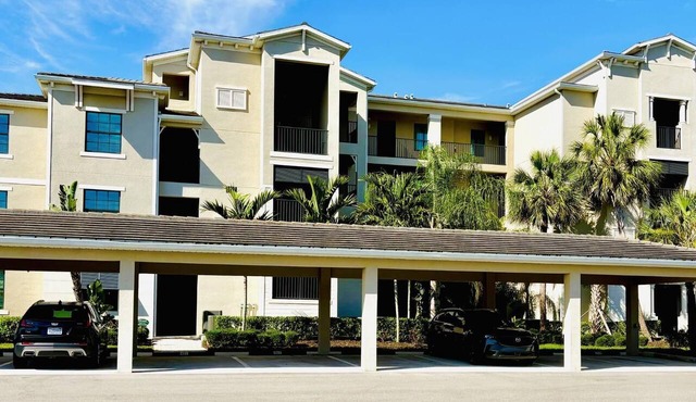 Pin-High - Dazzling 3/bed, 2/bath with Lake and Green View