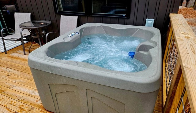 Pine Ridge Tiny Cabin with Private Hot tub! in Lampe