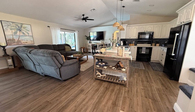 Pineapple Cottage. Cozy Pool Home conveniently located. Pet friendly !