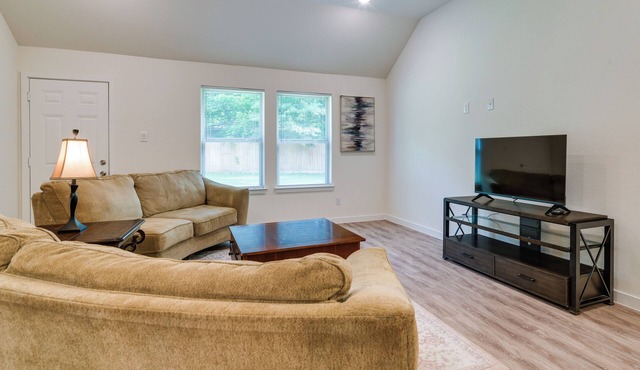 Piney Woods Escape! Magnolia Home w/Lake Access