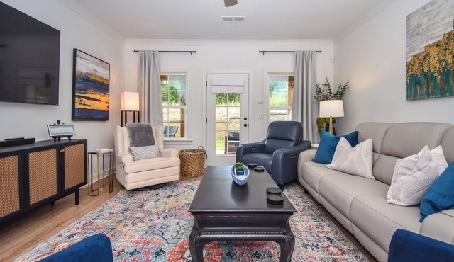Plains GetAway, Game Day Oasis, 13 minutes to Toomers, Luxury Townhome