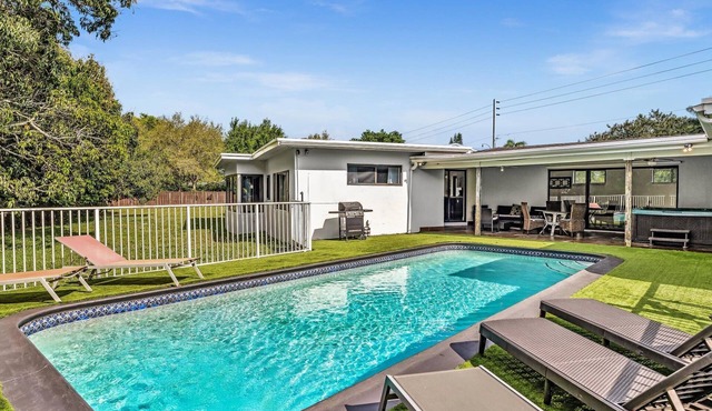Plantation Vacation Home 5 Bedrooms 3 baths Pool Home