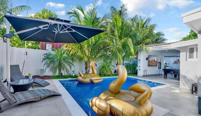 Playhouse! 3mins Hard Rock, Heated Pool, Tub & Games