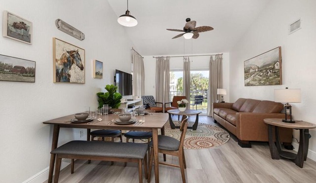 Pondview Modern Farmhouse Condo Half Mile to Beach