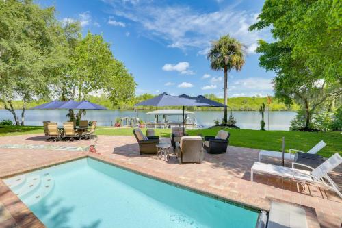 Pool & Hot Tub Access: Riverfront Florida Studio