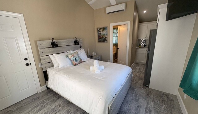 Poolside renovated studio w/full kitchen #1