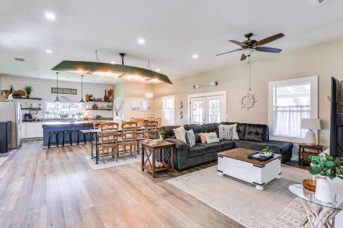 Pottsboro Home w/Patio & Grill ~ 1 Mi to Lake!
