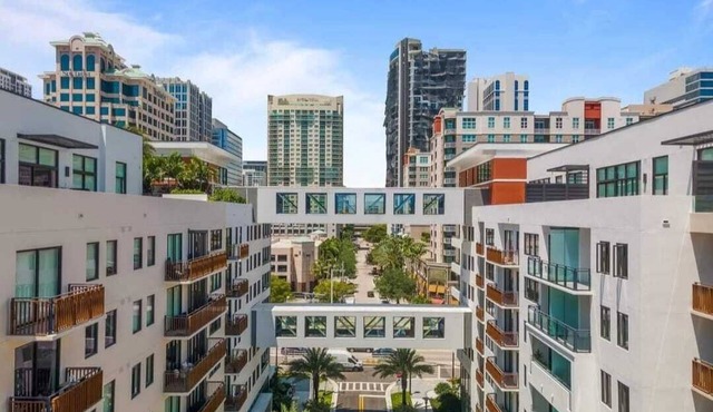 Premium 1 bdr apt, 1 block from Las Olas. Great amenities, fully furnished.