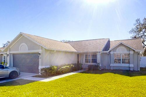 Pristine Palms | House in Palm Coast with enclosed pool & full kitchen
