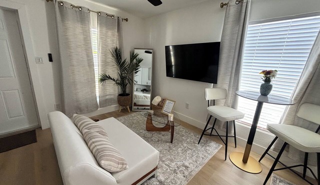 Private 1-bedroom studio in charming Tampa with AC