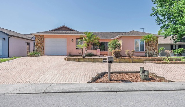 Private 2-bedroom house in Port Richey with pool