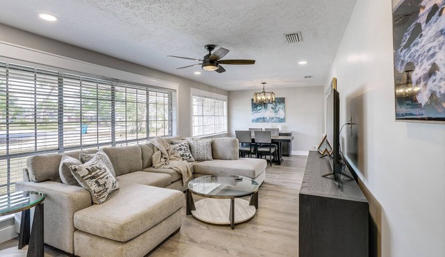 Private 3 Br 2 Ba Home with huge, fenced yard- Minutes to Bay & Beaches
