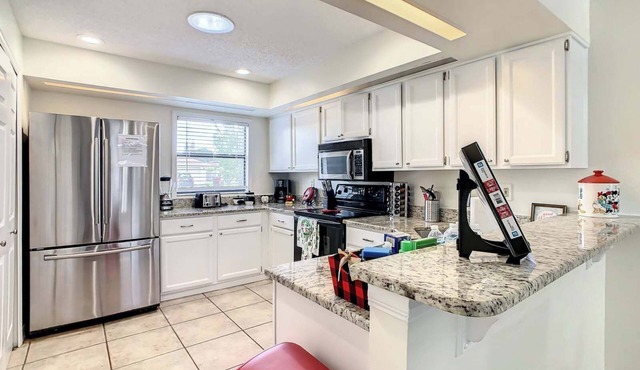Private 4BR Bungalow with Screened pool large yard