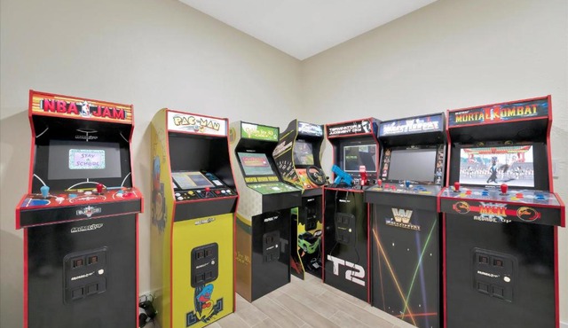 Private Arcade with Pool Hot Tub and Grill Sleeps 10