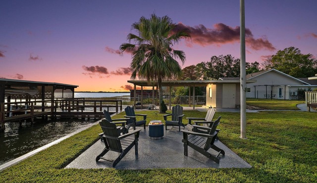 Private dock, fire pit, waterfront on Lake Dora walkable to downtown Tavares!