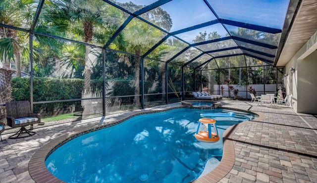 Private Heated Pool & Hot Tub Steps to St. Armands Circle & Walk to Lido Beach!