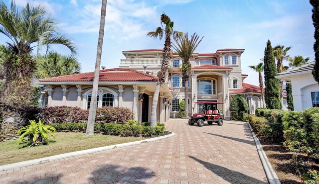 Private heated pool, Luxury Mediterranean Mansion sleeps 16