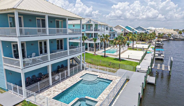 PRIVATE HEATED POOL & SPA, PRIVATE BEACH, VOLLEYBALL & PICKLEBALL. BOAT DOCK