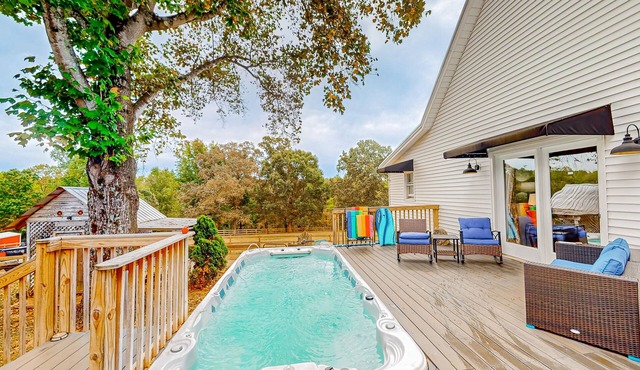 Private home with separate cottage and expansive outdoor space - dogs ok