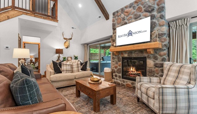 Private Hot Tub Cabin Near Table Rock with Free Tickets & Indoor/Outdoor Community Pools